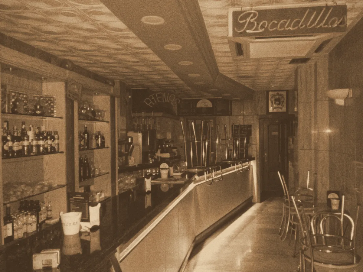 La barra larga del Atenas con el rótulo de neón de Bocadillos, en sepia
