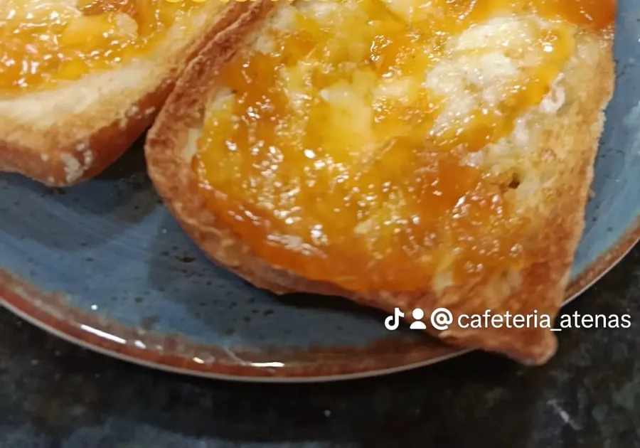 Tostadas con mantequilla y mermelada de albaricoque