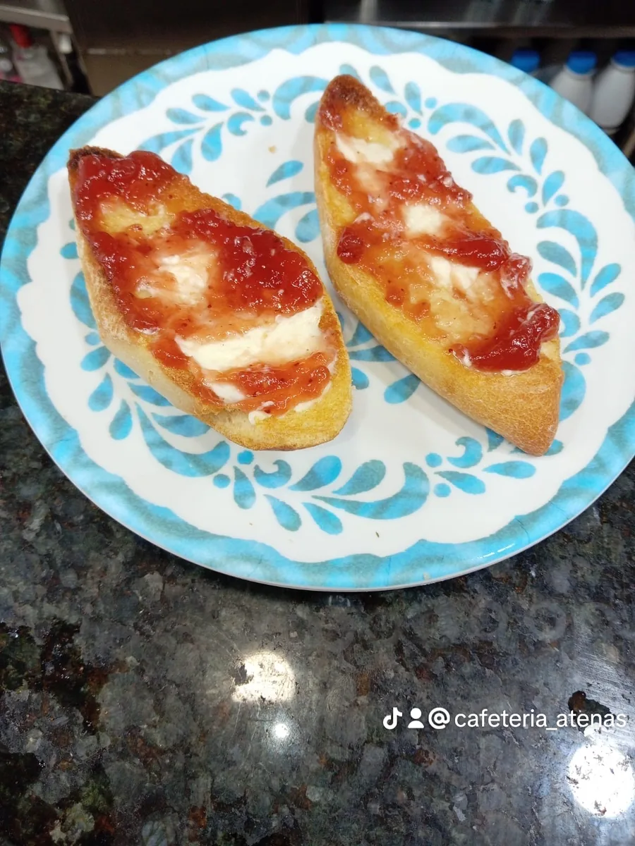 Dos tostadas con mantequilla y mermelada de fresa