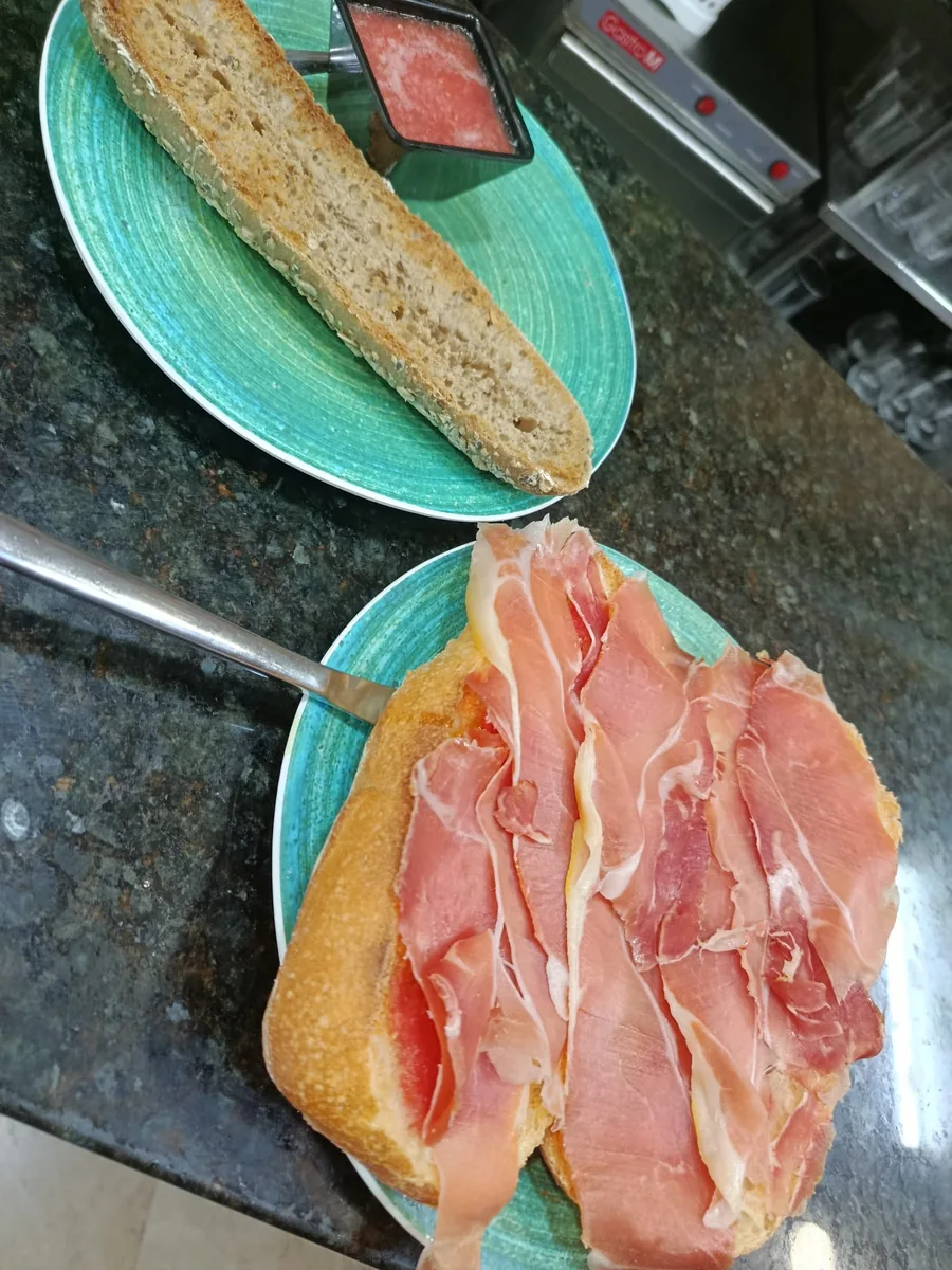 Tostada de jamón serrano con tomate y tostada de pan integral de semillas